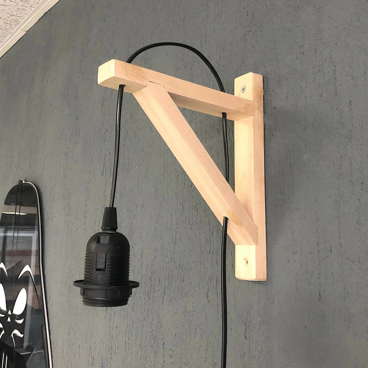 Llambë muri Opviq, dru natyral, e zezë, Pp128 Llambë muri Opviq, dru natyral, e zezë, Pp128