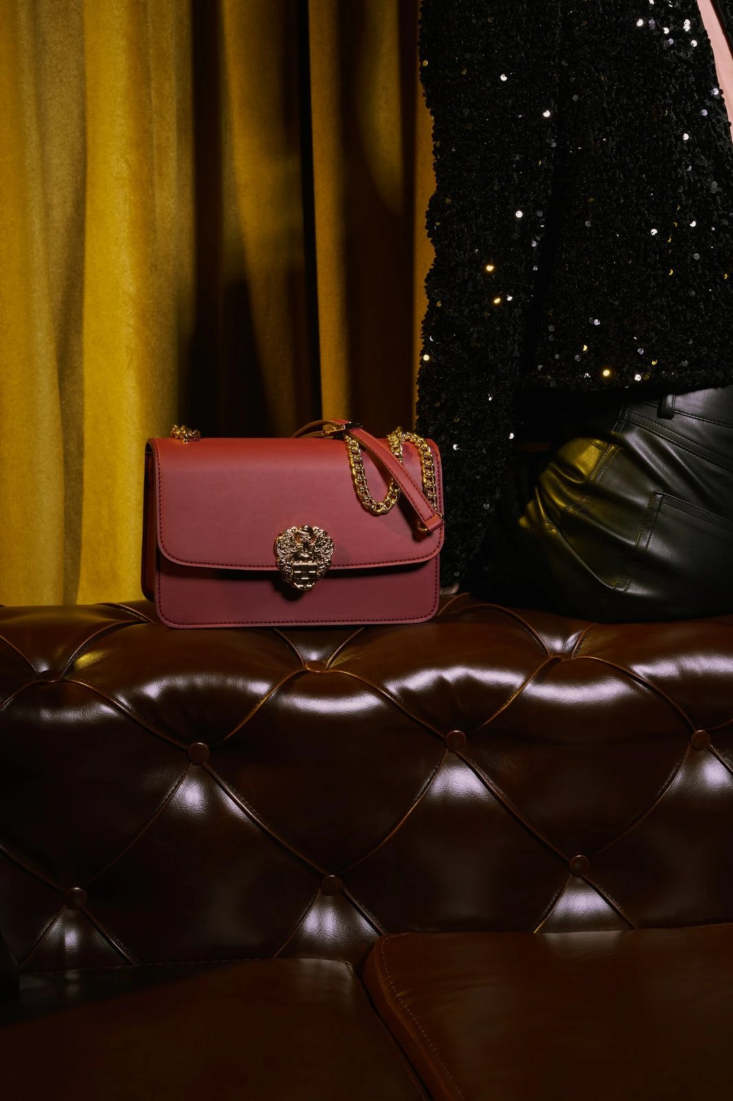 Çantë shpatulle, ngjyrë e kuqe Claret, Vince Camuto Amore