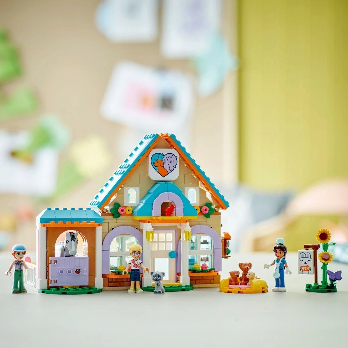 Set LEGO Friends 42651 klinikë për kuaj dhe kafshë, 428 pjesë, shumëngjyrësh