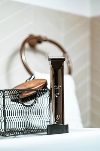 Makinë qethëse, Adler AD 2834, LCD, 2000 mAh, 5 shpejtësi, IPX6, me dhe pa kabllo, 4 krehrat 3-12 mm, argjendtë