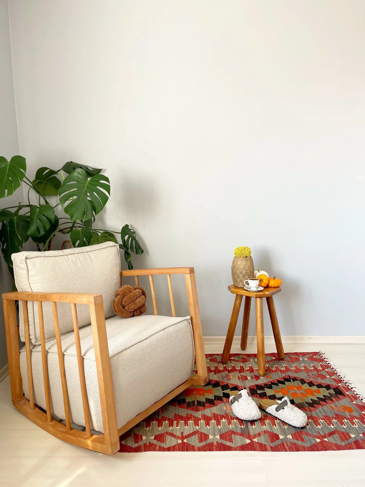 Karrige sallonese sallanan, Atelier del Sofa, Teddy e bardhë