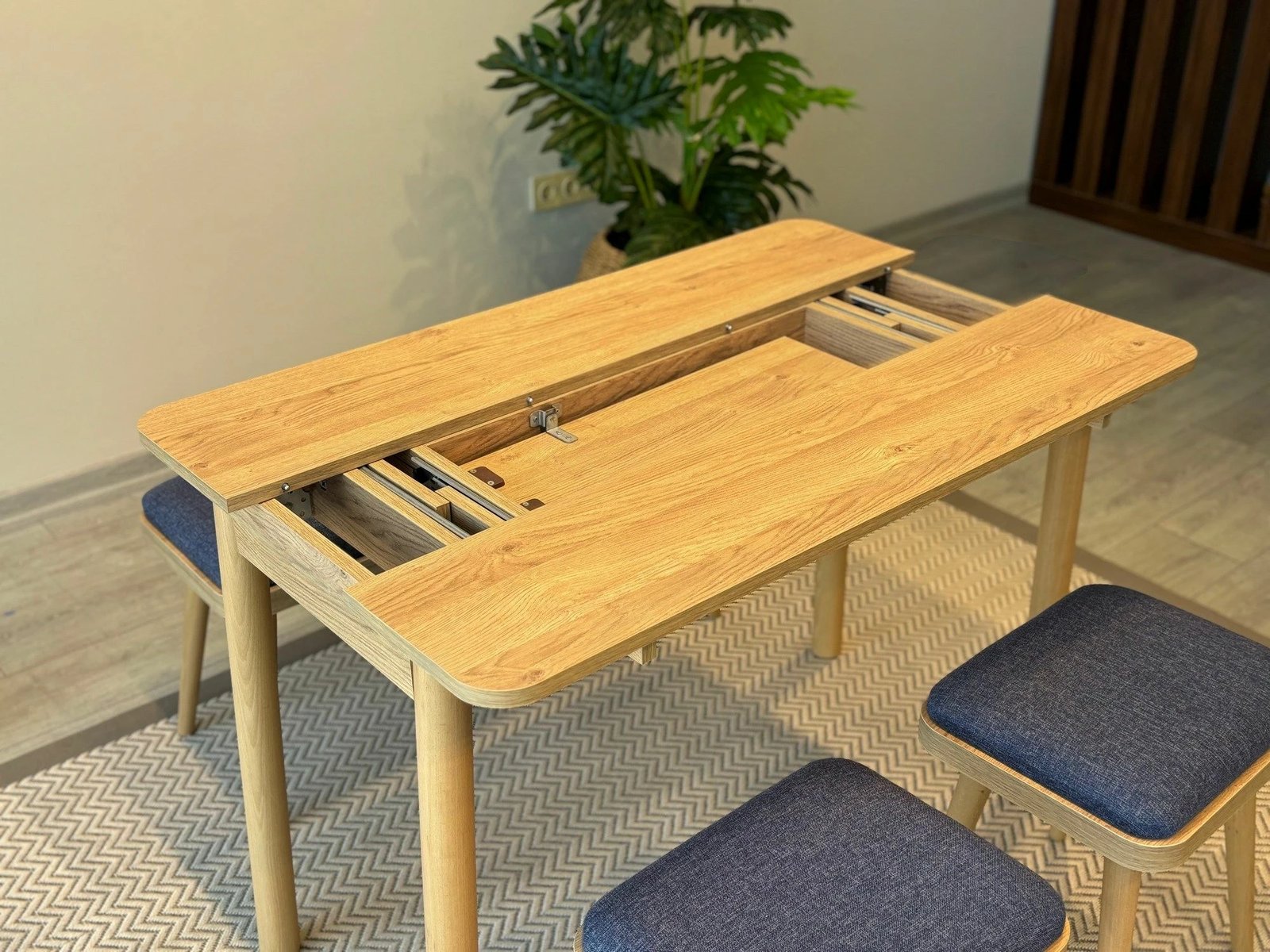 Set tavoline me karrige, zgjatshme, 5 pjesë, Skye Decor, Vina Mini 05 1048, ngjyrë lis, blu e errët