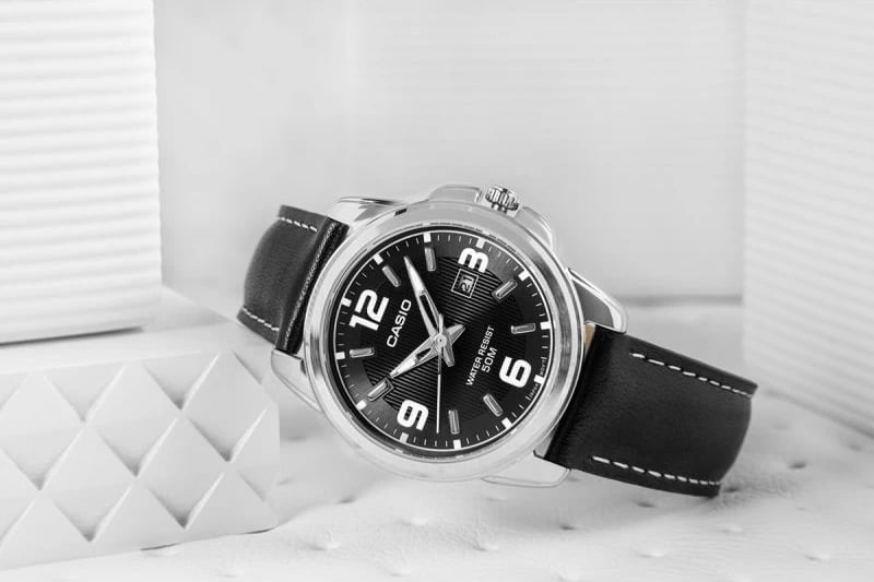 Orë dore për femra CASIO, e zezë