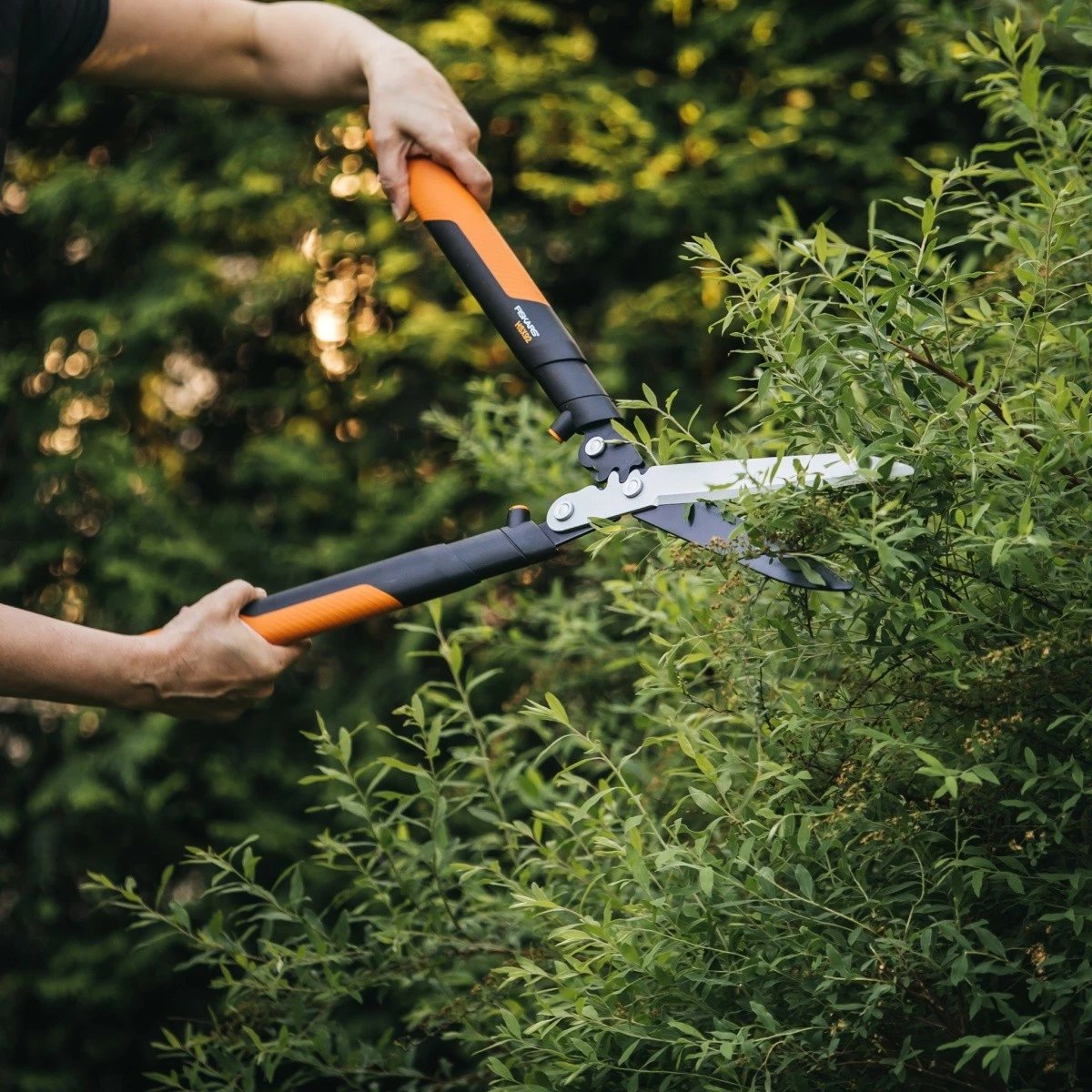 Gërshërë gardhi Fiskars PowerGear X HSX92 1023631, mekanizëm 3x, teh çeliku me veshje PTFE, doreza të lehta, portokalli/zezë