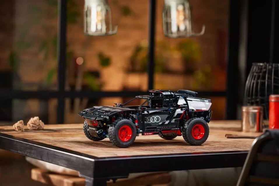 Set ndërtimi LEGO Technic Audi RS Q e-tron 42160, 914 pjesë, i zi