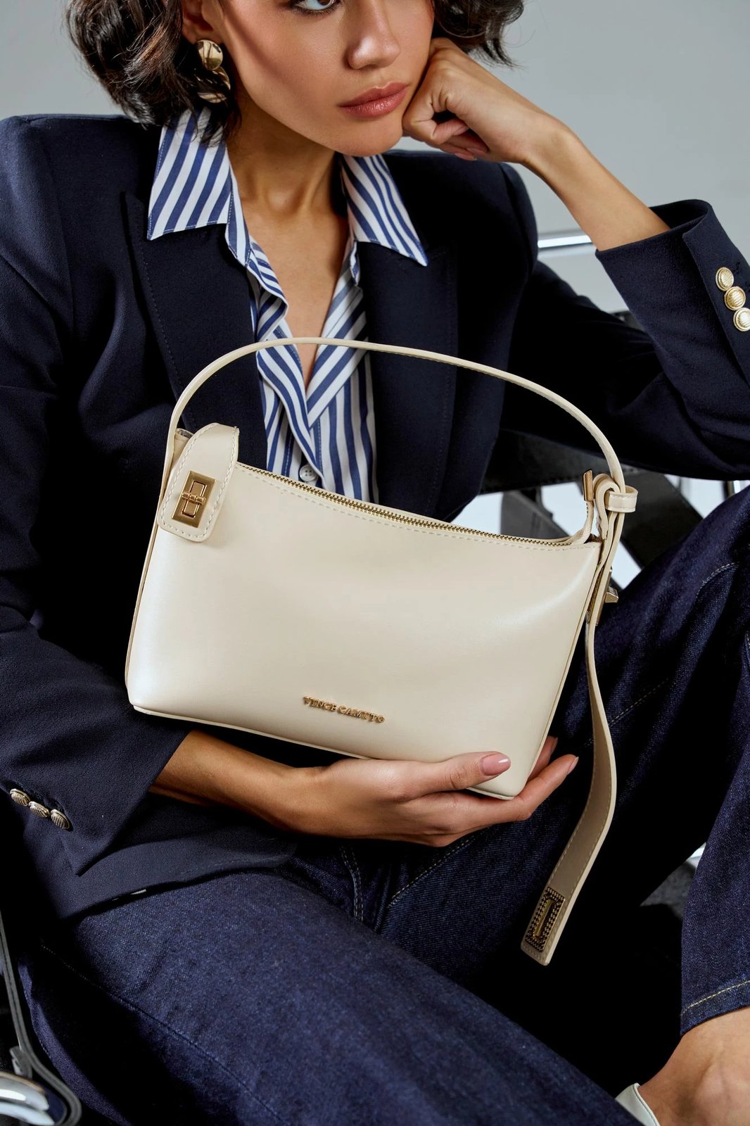 Çantë krahu Vince Camuto, Novara, ngjyrë krem Çantë krahu Vince Camuto, Novara, ngjyrë krem
