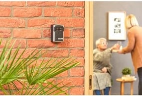 Kasafortë çelësash Master Lock 5441EURD me Bluetooth, montim në mur, Gri