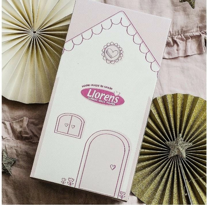 Kukull bebe Llorens Cuquita 30 cm, me zë, me pajacyk dhe kapelë rozë