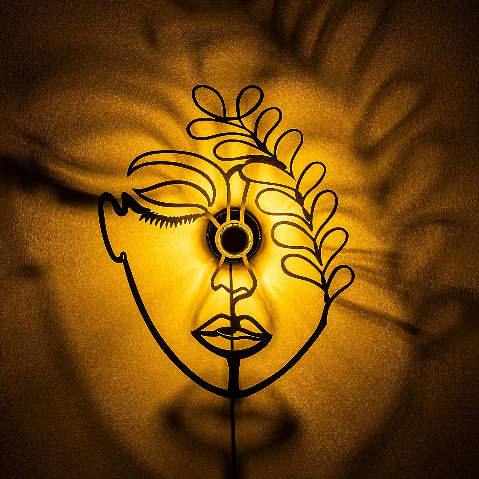 Llambë muri Opviq, fytyrë me lule, V2