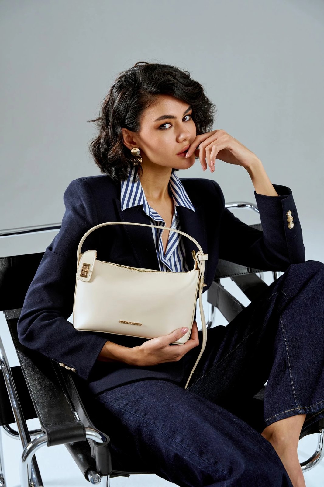 Çantë krahu Vince Camuto, Novara, ngjyrë krem Çantë krahu Vince Camuto, Novara, ngjyrë krem