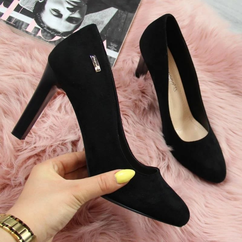 Këpucë me taka për femra, Sergio Leone, të zeza