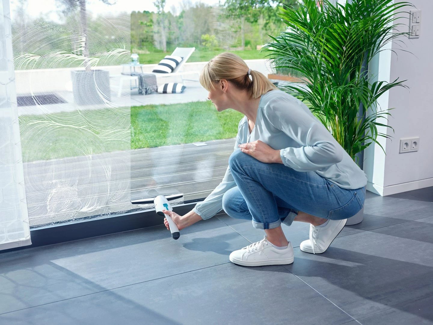 Pastrues elektrik dritaresh LEIFHEIT 51035, 45 min, i zi/blu/bardhë