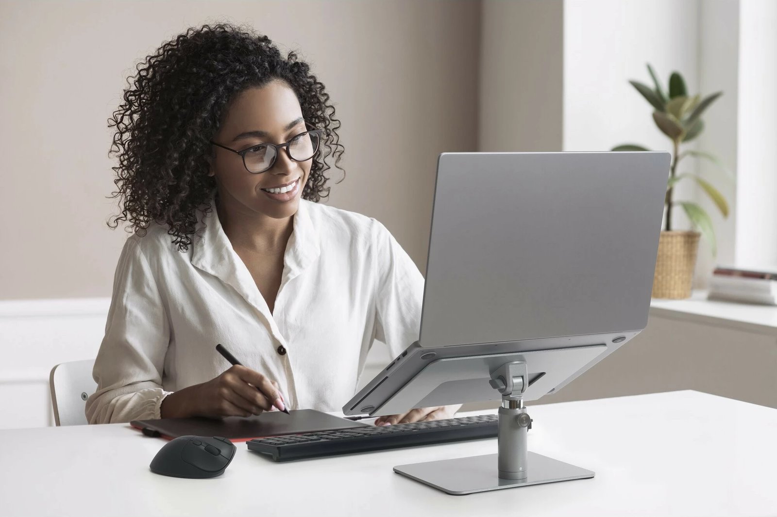 Mbajtës laptop Kensington Universal Tabletop, alumini, i rregullueshëm, 16 inç, argjend