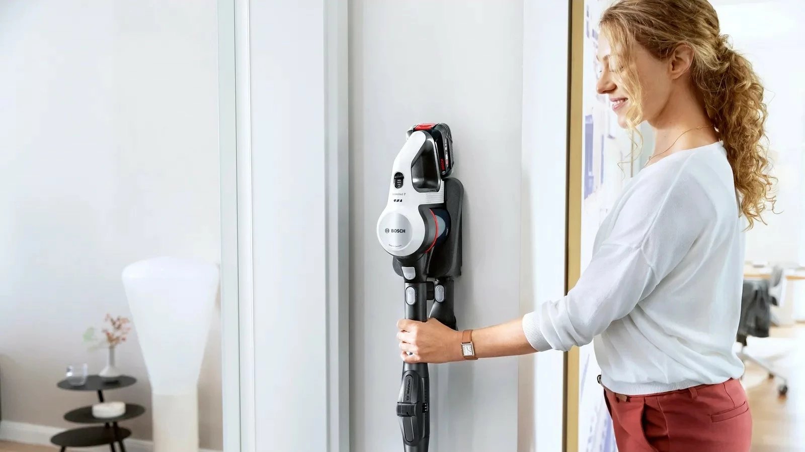 Fshesë me korrent Bosch BSS715CARP, pa qese, 0.3L, 18V, e zezë/argjendtë/e bardhë Fshesë me korrent Bosch BSS715CARP, pa qese, 0.3L, 18V, e zezë/argjendtë/e bardhë