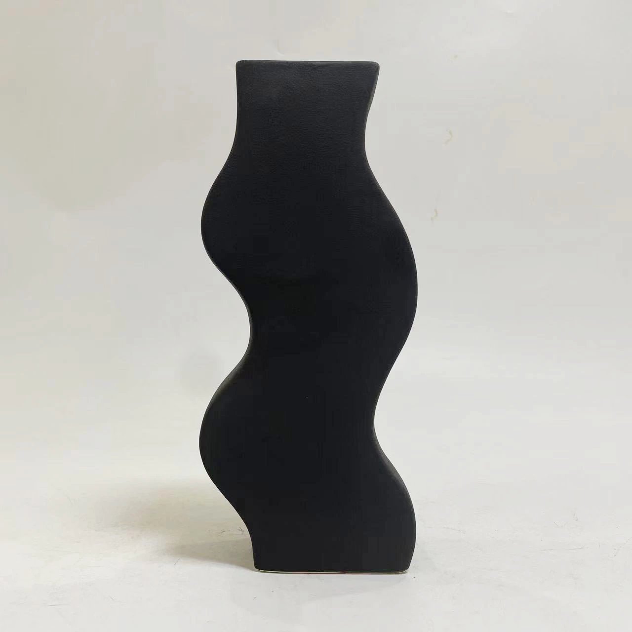 Dekor tavoline prej qeramike, seri 'SEBOR', FH4589.02, ngjyrë e zezë mat, 13x6x30 cm Dekor tavoline prej qeramike, seri 'SEBOR', FH4589.02, ngjyrë e zezë mat, 13x6x30 cm