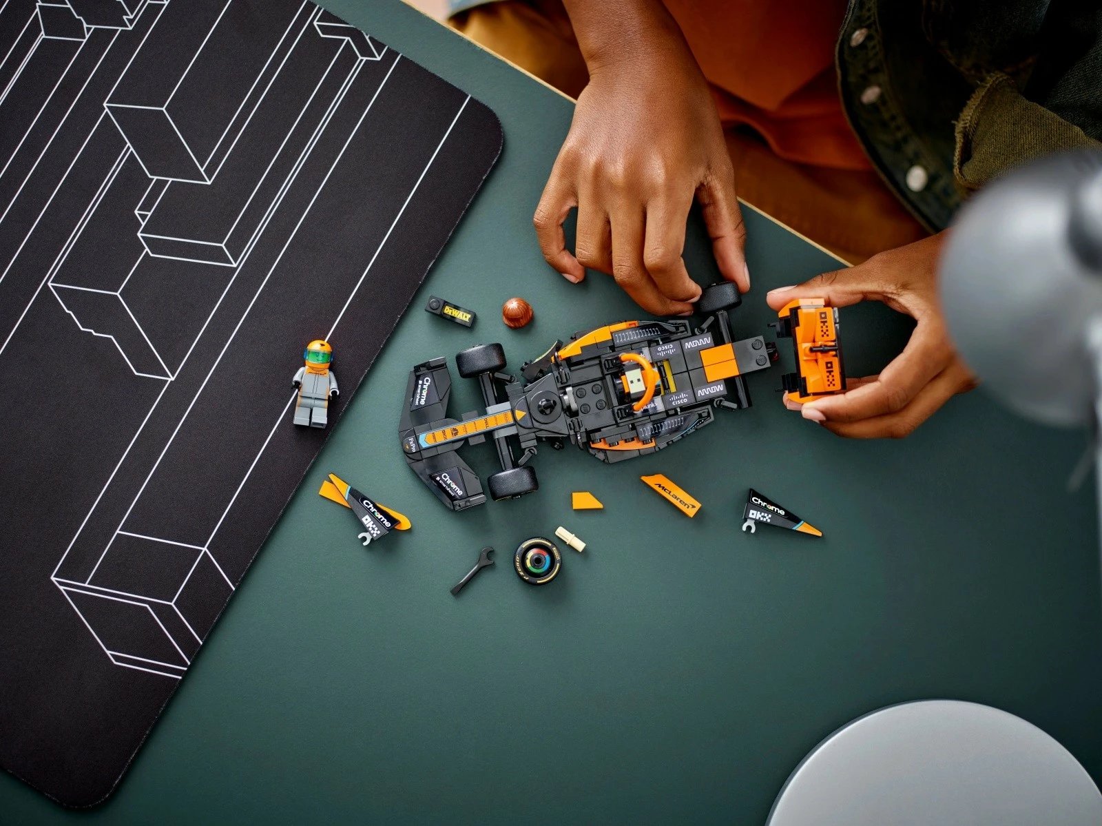 Set LEGO Speed Champions McLaren Formula 1 Race Car 2023, 245 pjesë, portokalli/zi
