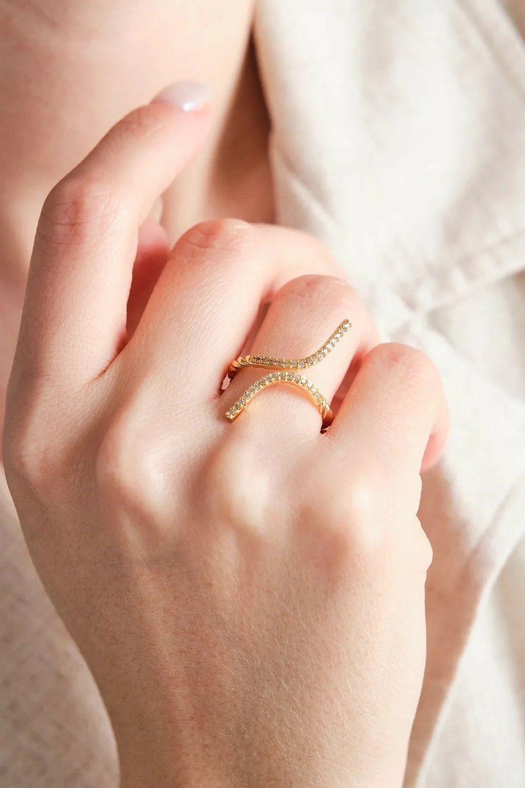 Unazë e artë me zirkon, Jumeon