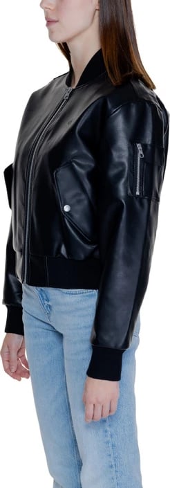 Jakne Calvin Klein femra, e zezë