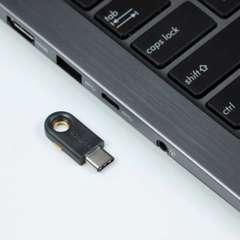 Çelës sigurie USB-C, Yubico YubiKey 5C, kompakt me vrimë unaze, e zezë/ari