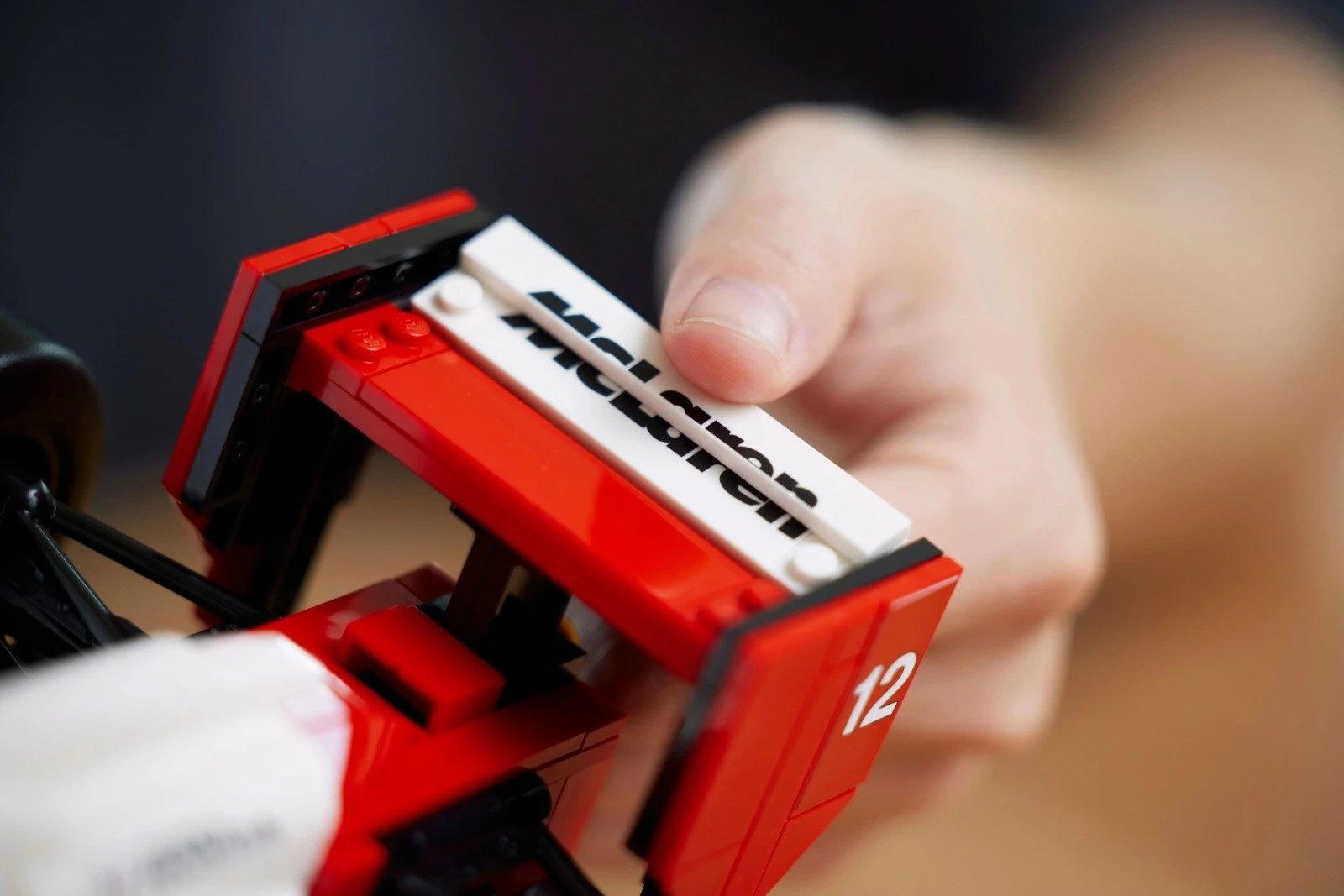 Set ndërtimi LEGO Icons McLaren MP4/4 dhe Ayrton Senna, 693 pjesë, për të rritur, bardhë/kuqe