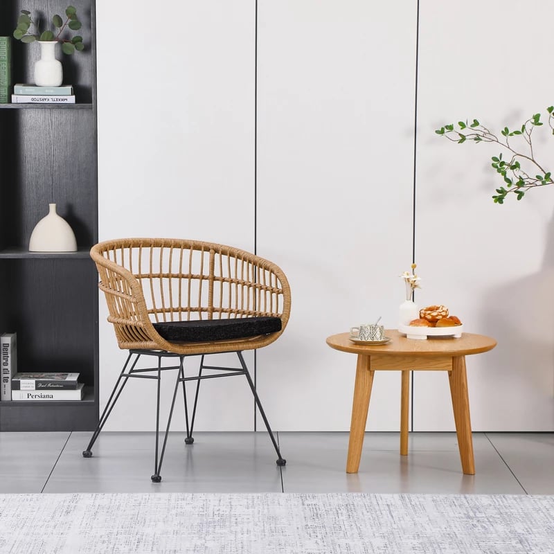 Karrige Naoki me jastëk pe rattan, ngjyrë natyrale, këmbë metalike të zeza, 63x61x79cm