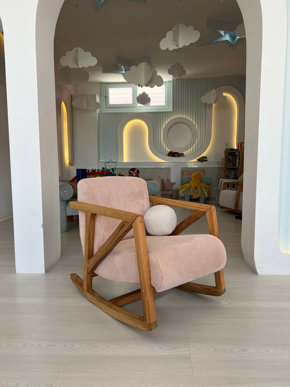 Karrige lëkundëse Wing, Atelier del Sofa, NiniMini, rozë Karrige lëkundëse Wing, Atelier del Sofa, NiniMini, rozë