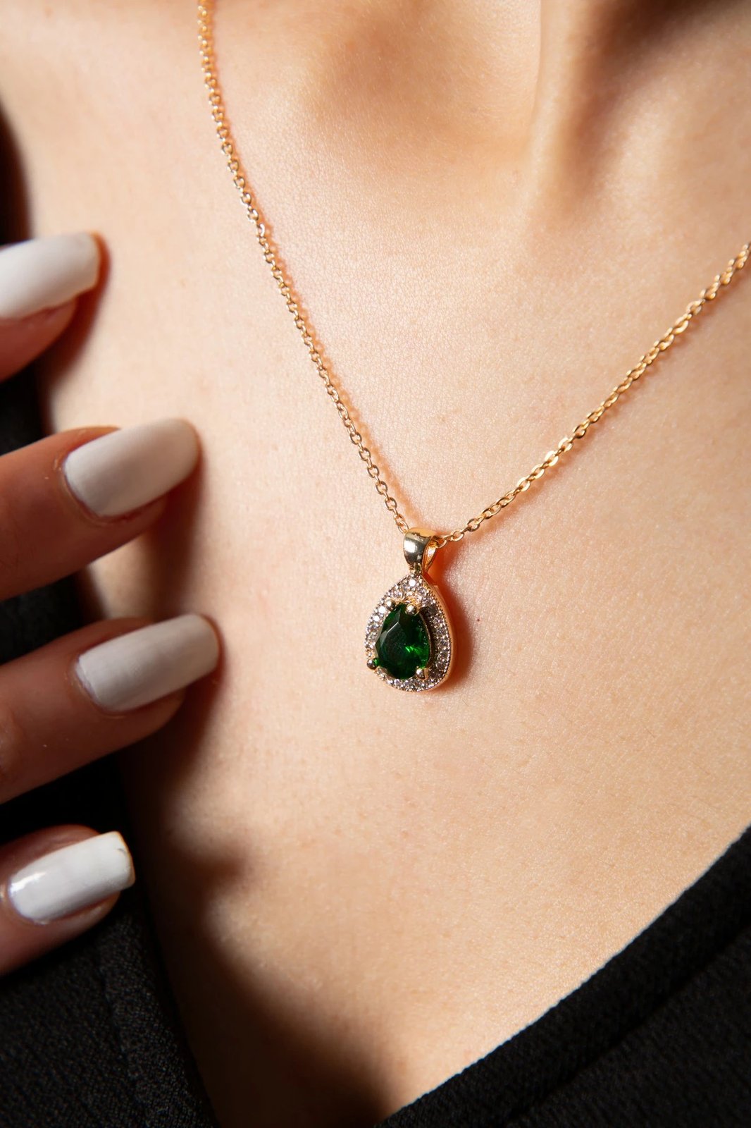 Qafore metalike, ngjyrë ari, me gur të gjelbër, CK9591