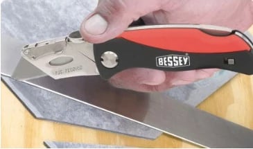 Thikë palosëse Bessey DBKPH-EU me dorezë plastike, e zezë/kuqe