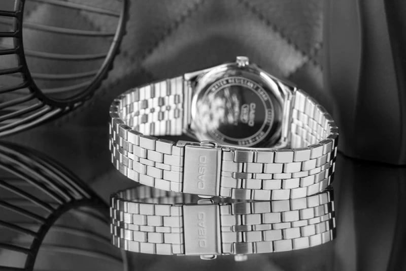 Orë dore për meshkuj CASIO, e argjendtë me fushë të gjelbër