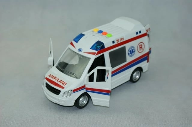 Ambulancë lodër Madej 075008, me drita dhe zë, plastikë, bardhë/kuqe/blu