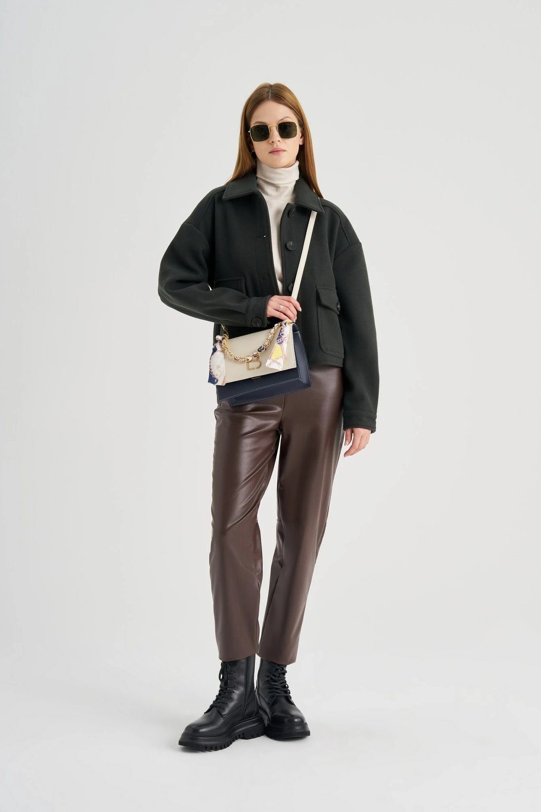 Çantë crossbody Lucky Bees, krem dhe blu e errët, 918