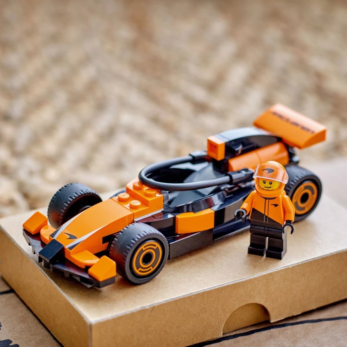 Set LEGO City 60442 F1 Driver me makinë McLaren, 86 pjesë, portokalli