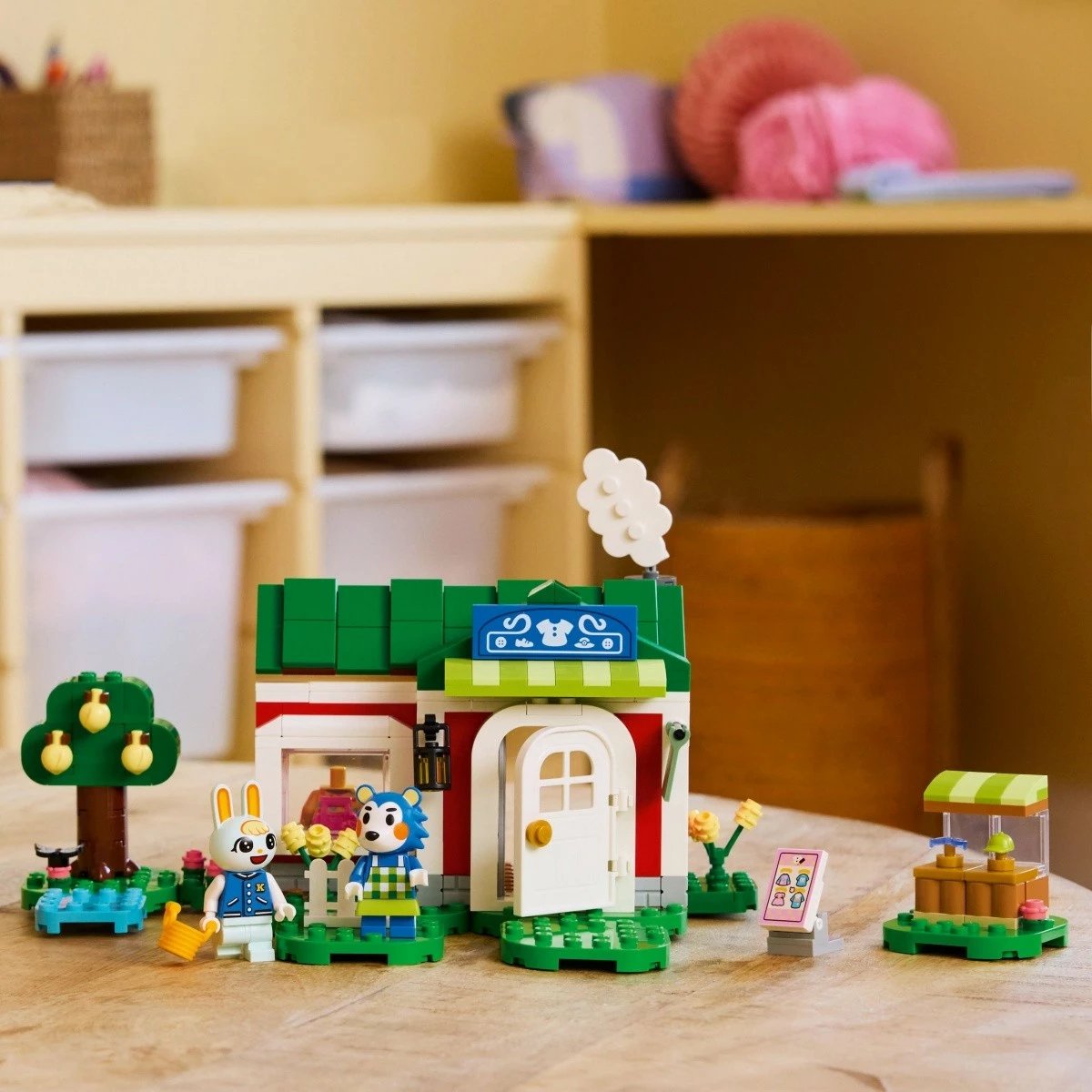 Set LEGO Animal Crossing Able Sisters and Clothing Store 77055, 322 pjesë
