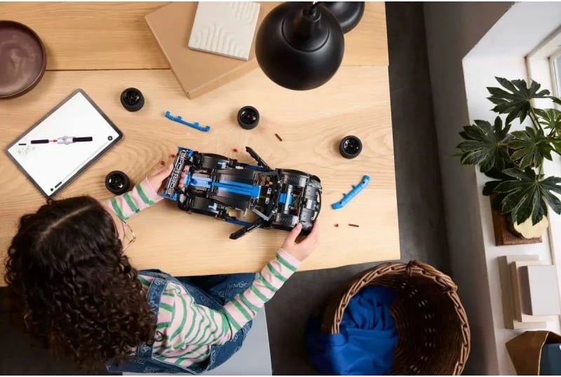 Set LEGO Technic Porsche GT4 e-Performance Race Car