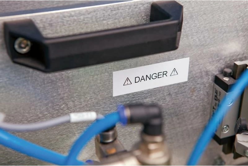 Shirit etiketimi vinil, Dymo, Rhino Coloured Vinyl 1805435, 12 mm x 5 m, tekst i bardhë në të zezë