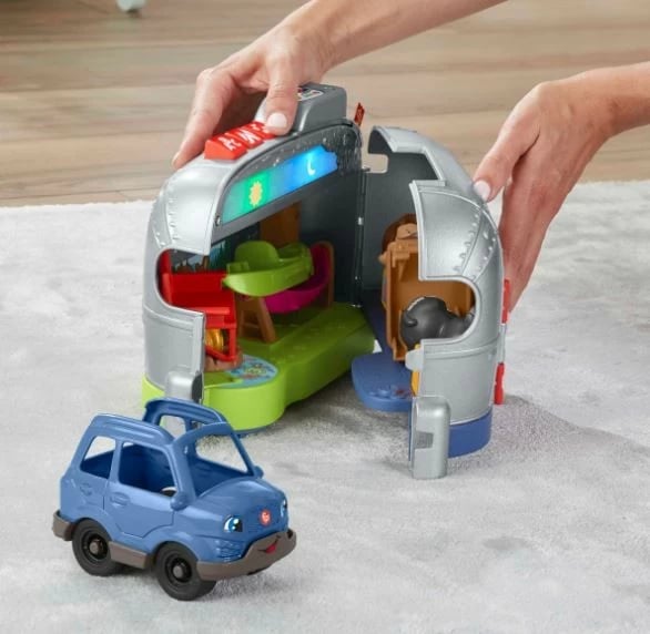 Set lodrash edukative Fisher-Price Little People Kamper i vogël HJN43, shumëngjyrësh