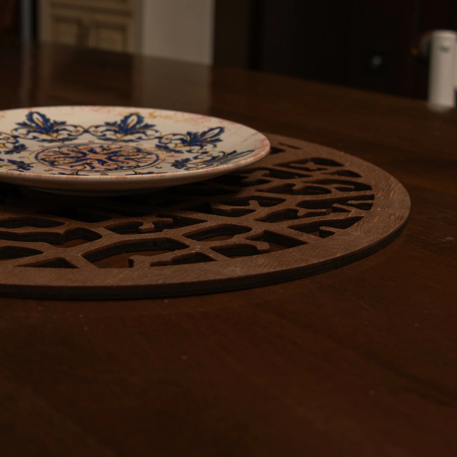 Set nënshtruesish tavoline prej druri, 4 copë, Hermia, ngjyrë korale - wenge