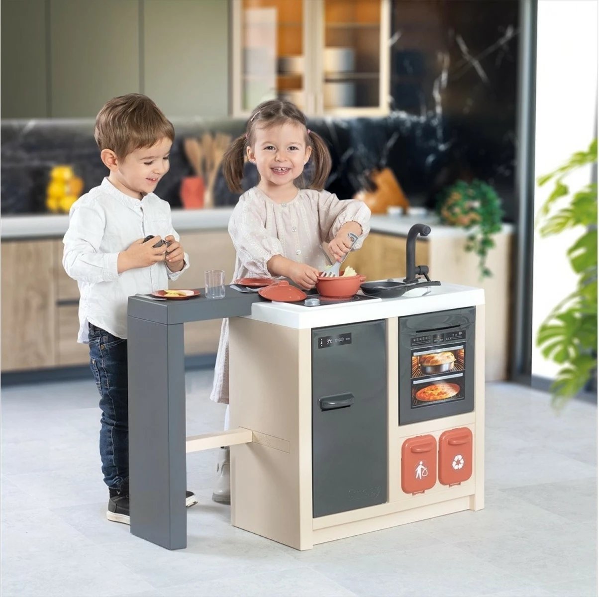 Set lodrash kuzhine Smoby Kitchen Island, plastikë, shumëngjyrëshe, me 23 aksesorë