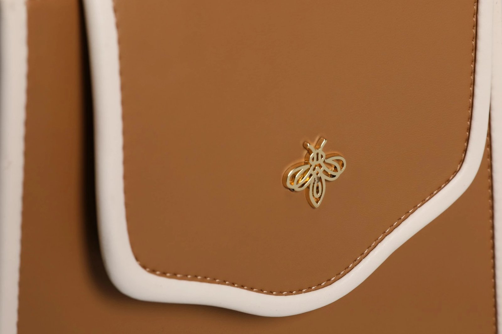 Çantë krahu Lucky Bees, 1248, ngjyrë camel-krem