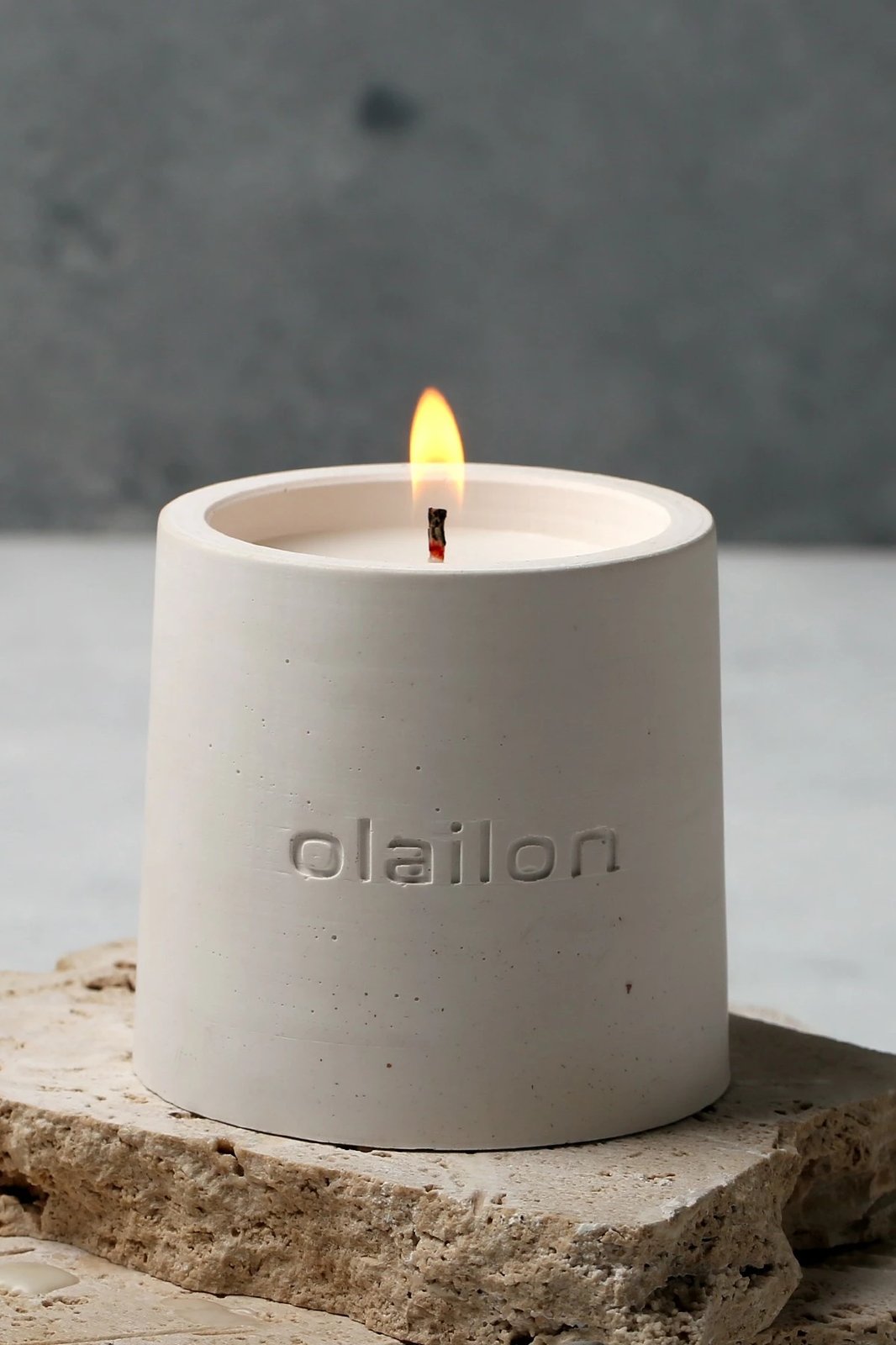 Qiri dekorativ prej betoni, ngjyrë e bardhë, aromë vanilje/rose, Aberto Design, Konik