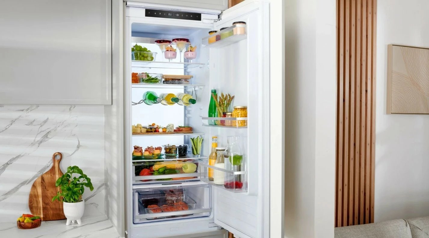 Frigorifer me ngrirës Amica BK2995.5FCNO, i integruar, 170L/67L, i bardhë