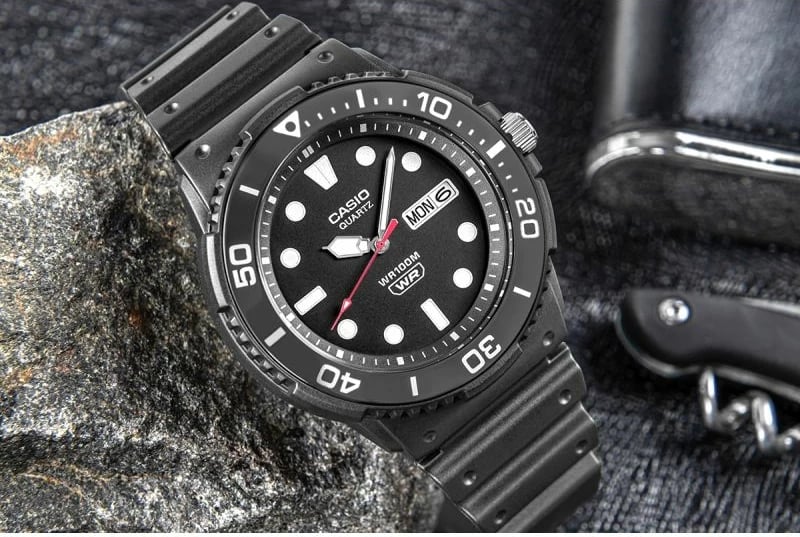 Orë dore për meshkuj CASIO, e zezë