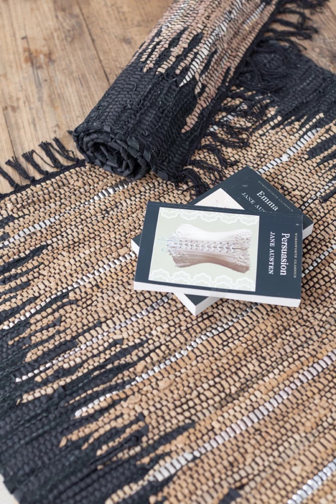 Qilim lëkure Terra, ngjyrë e zezë-bezhë, 60x90cm