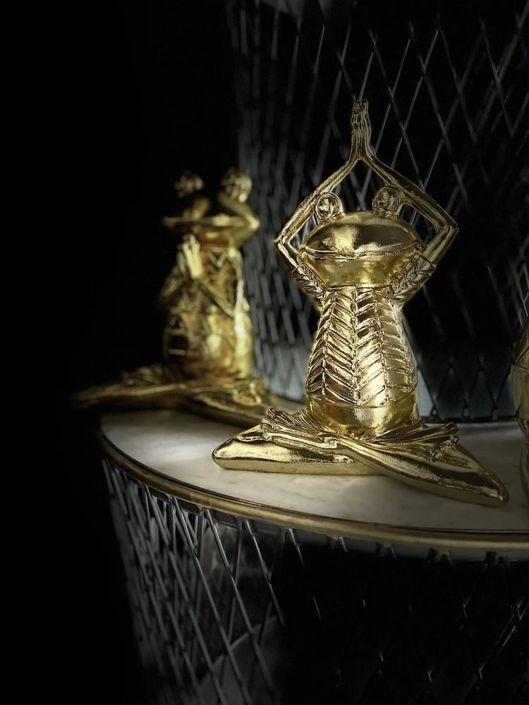 Dekor bretkose në yoga, ngjyrë ari, 16x11x21cm Dekor bretkose në yoga, ngjyrë ari, 16x11x21cm