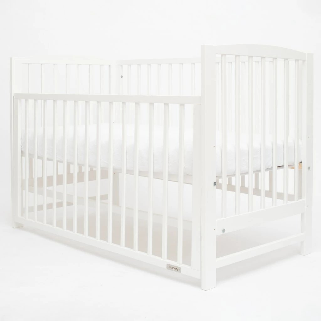krevat bebe New Baby LILLY 120x60 cm me anësore që ulet me një dorë, 3 nivele të dyshemesë, dru pishe, i bardhë