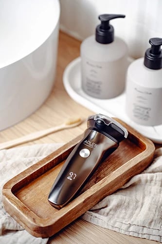 Makinë rroje, Adler, AD 2945, 3 koka dy unazore, trimmer mjekre i tërheqshëm, ekran LED, IPX7, karikim USB