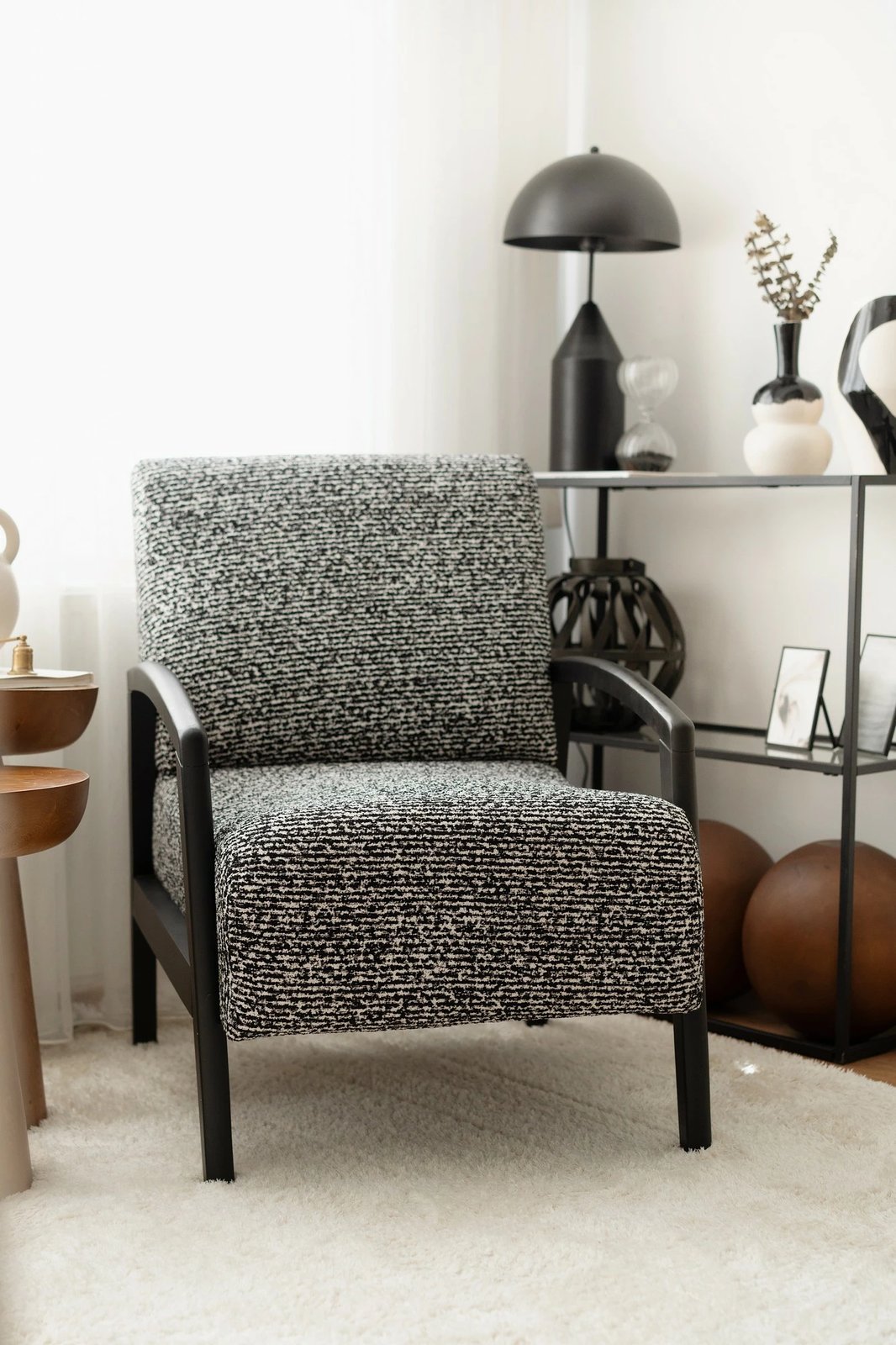 Karrige krahu Atelier del Sofa, Luma, e zezë dhe e bardhë, v1