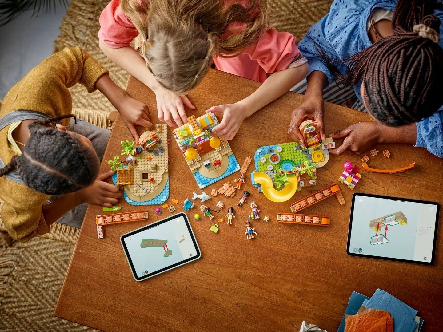 Set LEGO Friends Family Vacation Beach Resort 42673, 6 minifigura, për fëmijë 8+