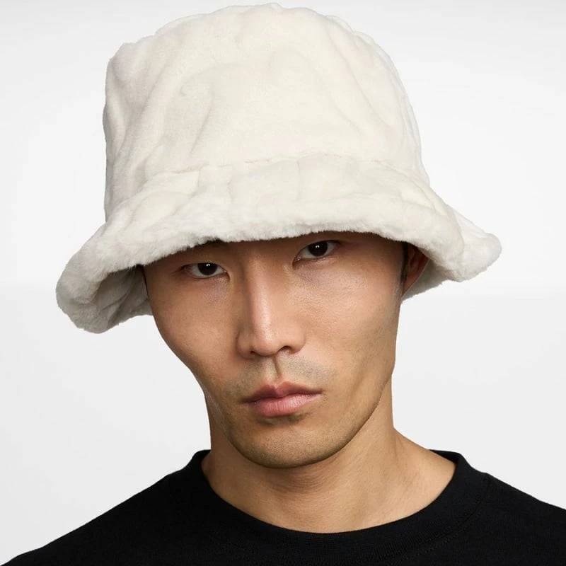 Kapelë Nike, e zezë