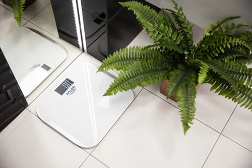 peshore banjoje, Adler, AD 8164, kapacitet 180 kg, saktësi 100 g, xham i temperuar, ekran LCD, e bardhë